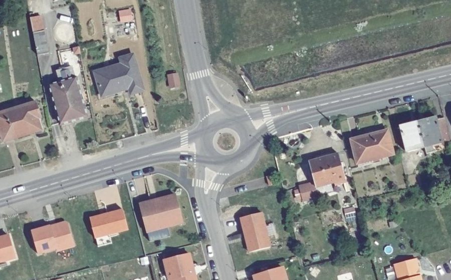 Vue aérienne du Rond-point anonyme n°359377013