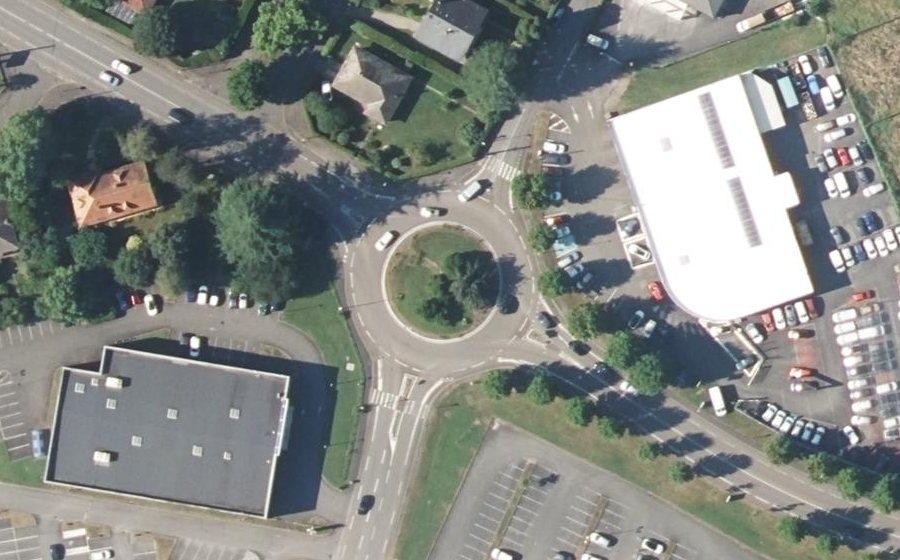 Vue aérienne du Rond-point anonyme n°35939665