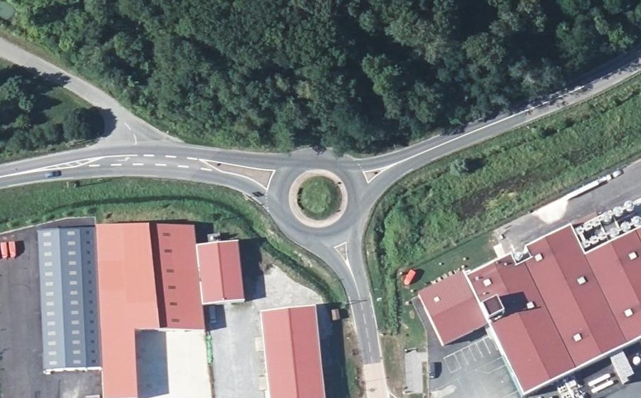 Vue aérienne du Rond-point anonyme n°35941652