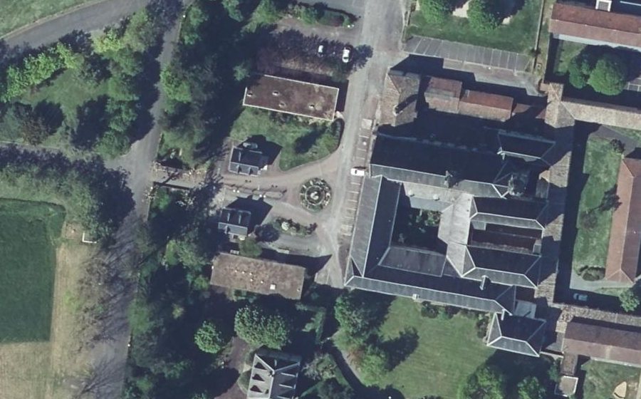 Vue aérienne du Rond-point anonyme n°359609204