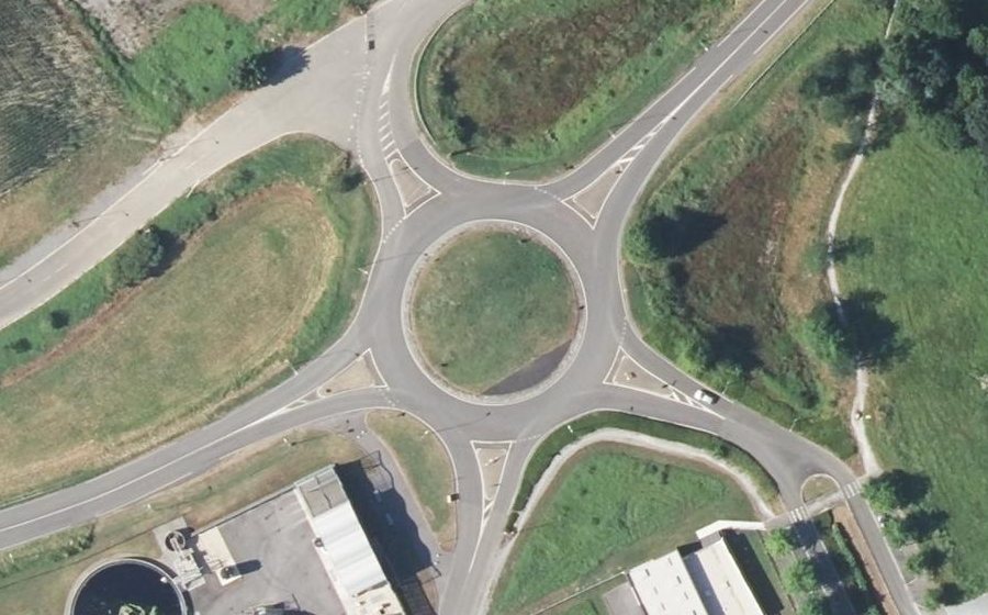 Vue aérienne du Rond-point anonyme n°35961103