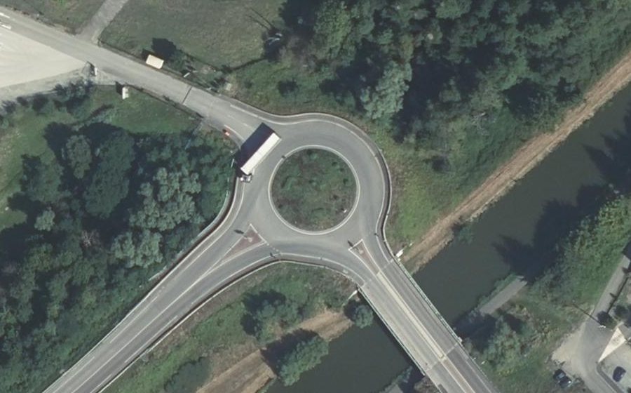 Vue aérienne du Rond-point anonyme n°359625205