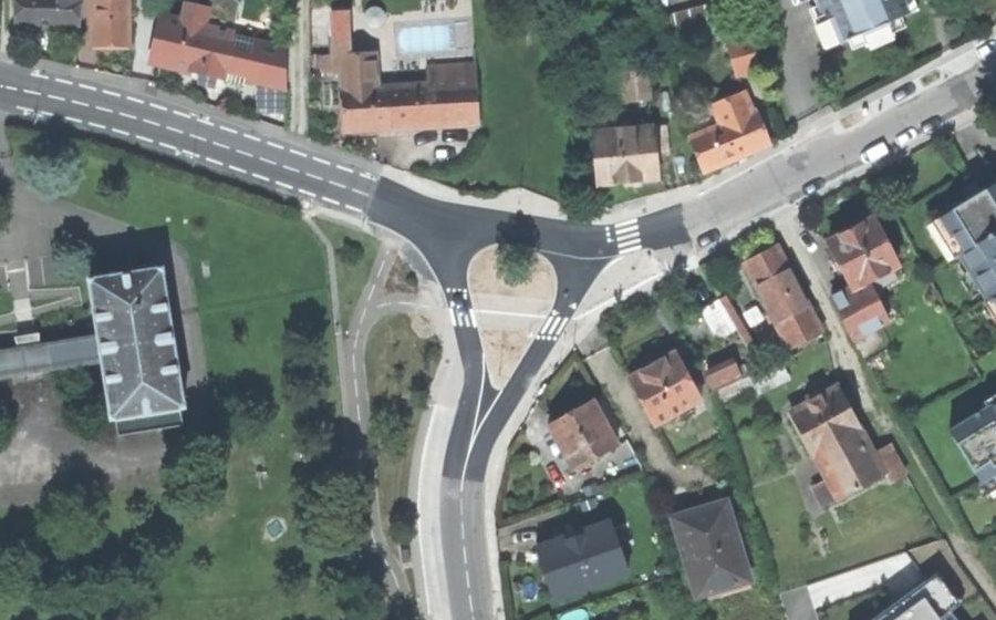Vue aérienne du Rond-point anonyme n°359646189