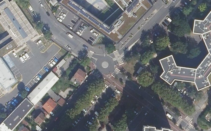 Vue aérienne du Rond-point anonyme n°35974233