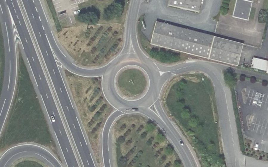 Vue aérienne du Rond-point anonyme n°35977916