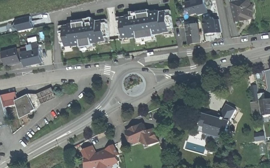 Vue aérienne du Rond-point anonyme n°359782054
