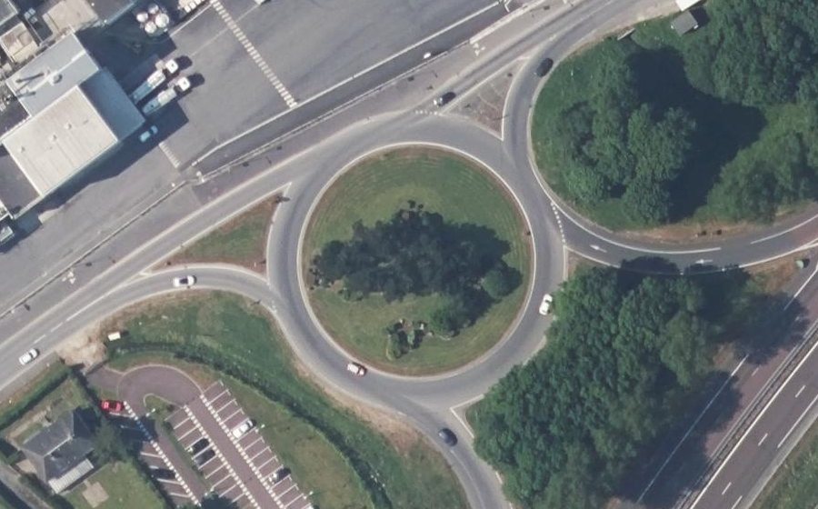 Vue aérienne du Rond-point anonyme n°359800986