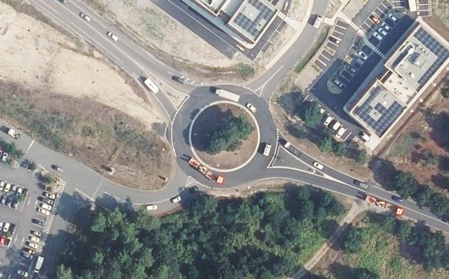 Vue aérienne du Rond-point anonyme n°35982308