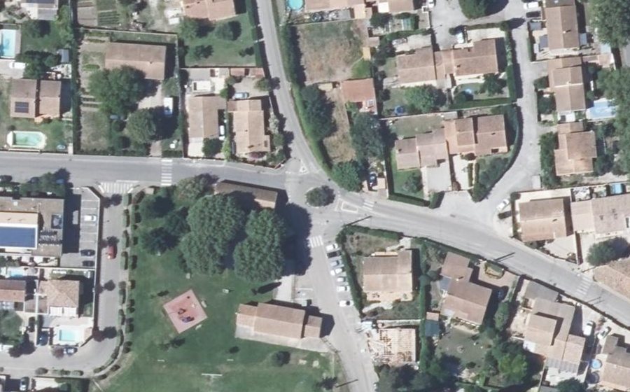 Vue aérienne du Rond-point anonyme n°359832560