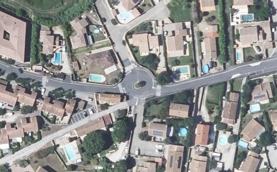 Vue aérienne du Rond-point anonyme n°359832562