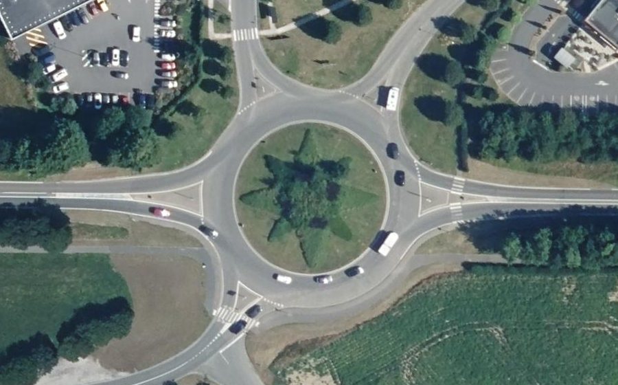 Vue aérienne du Rond-point anonyme n°35993818