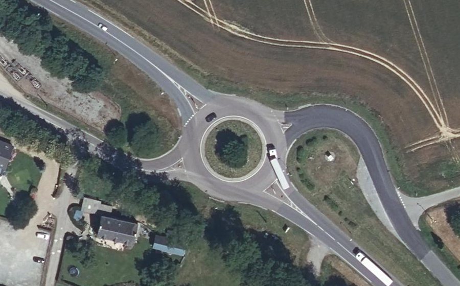 Vue aérienne du Rond-point anonyme n°35994600