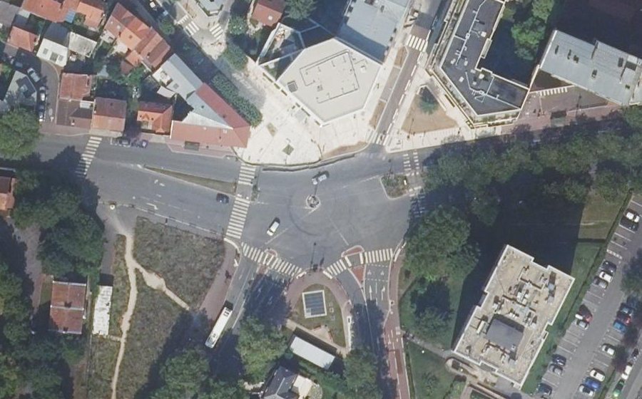 Vue aérienne du Rond-point anonyme n°360182422
