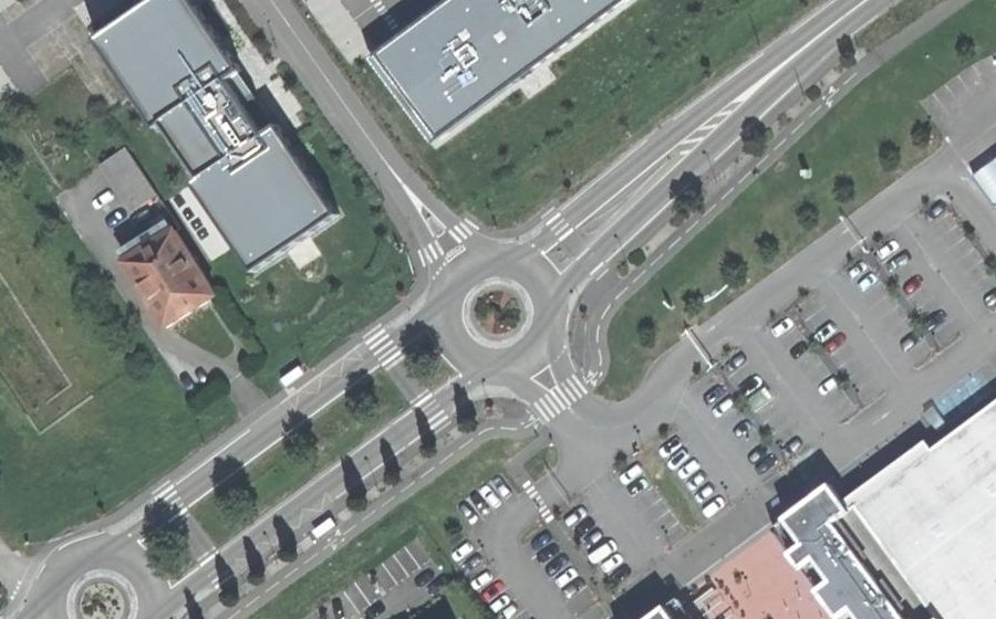 Vue aérienne du Rond-point anonyme n°360298591