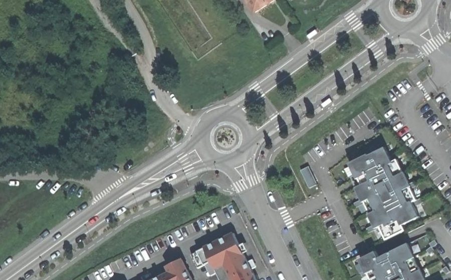 Vue aérienne du Rond-point anonyme n°360298593