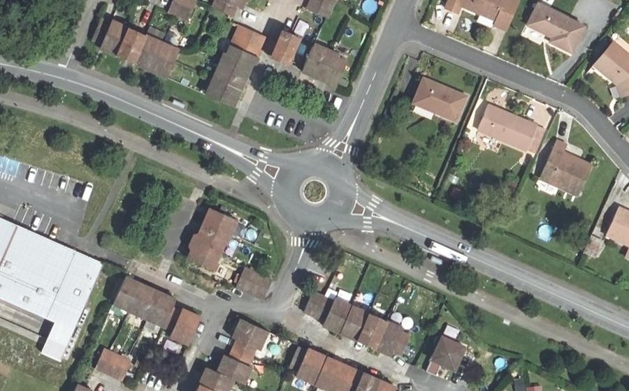 Vue aérienne du Rond-point anonyme n°360341014