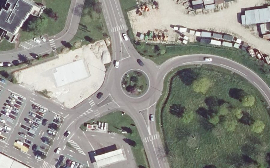 Vue aérienne du Rond-point anonyme n°360355650