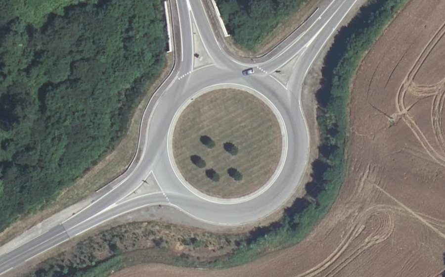 Vue aérienne du Rond-point anonyme n°360382127