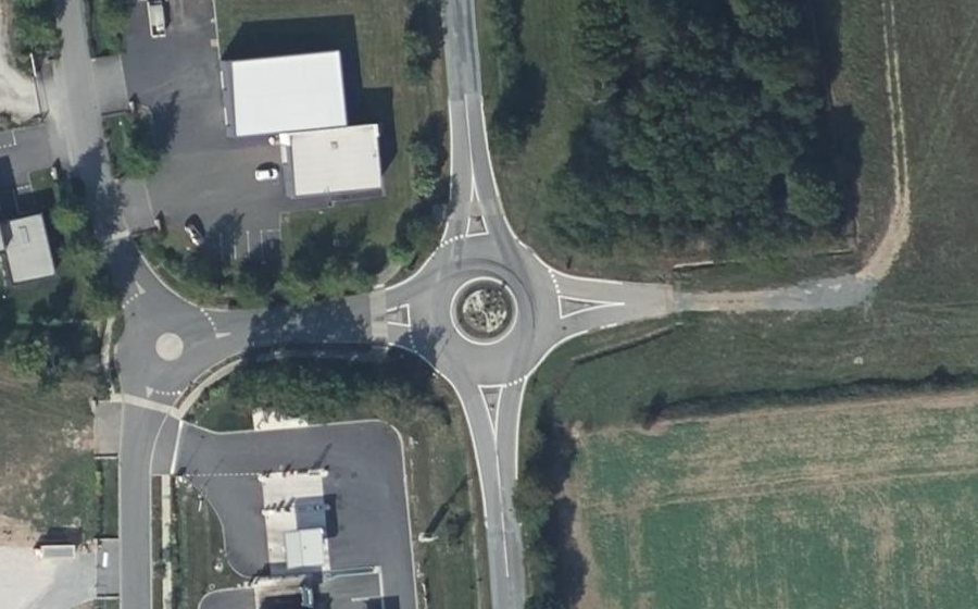 Vue aérienne du Rond-point anonyme n°360395427