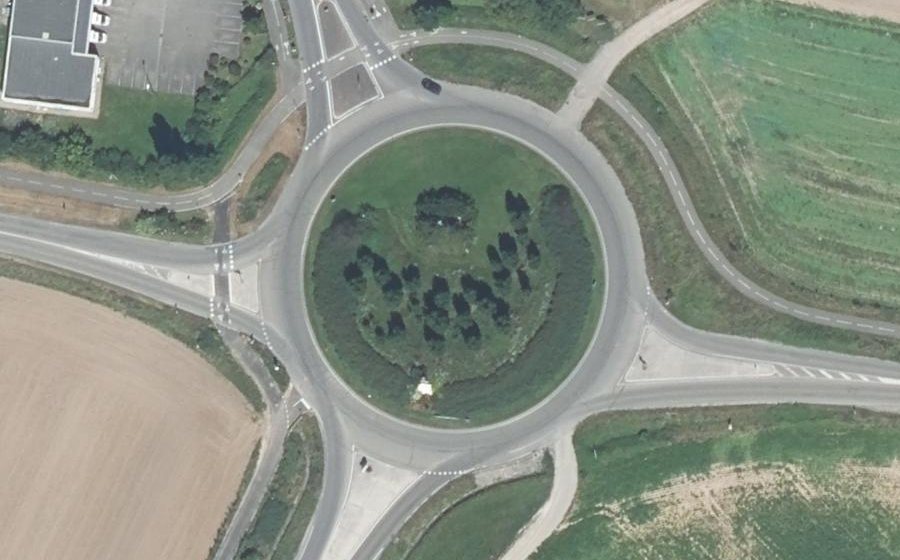 Vue aérienne du Rond-point anonyme n°360404546