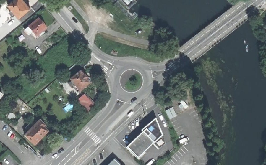 Vue aérienne du Rond-point anonyme n°360408803