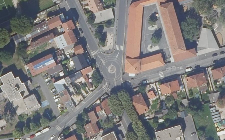 Vue aérienne du Rond-point anonyme n°360499401