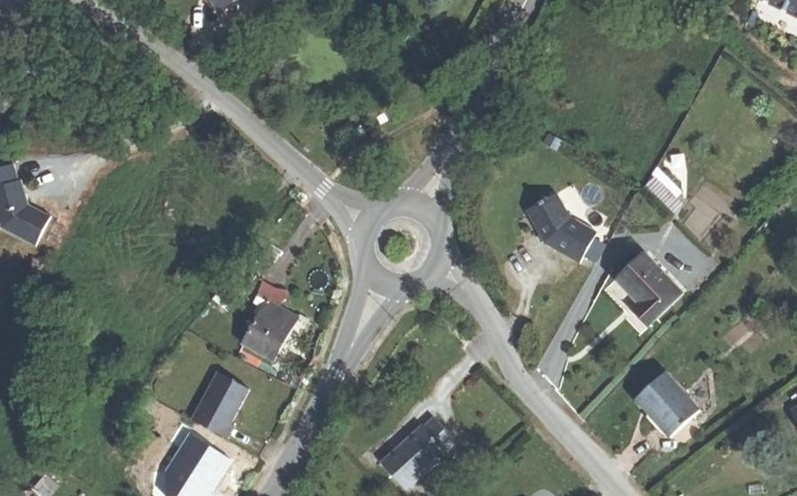 Vue aérienne du Rond-point anonyme n°360593454