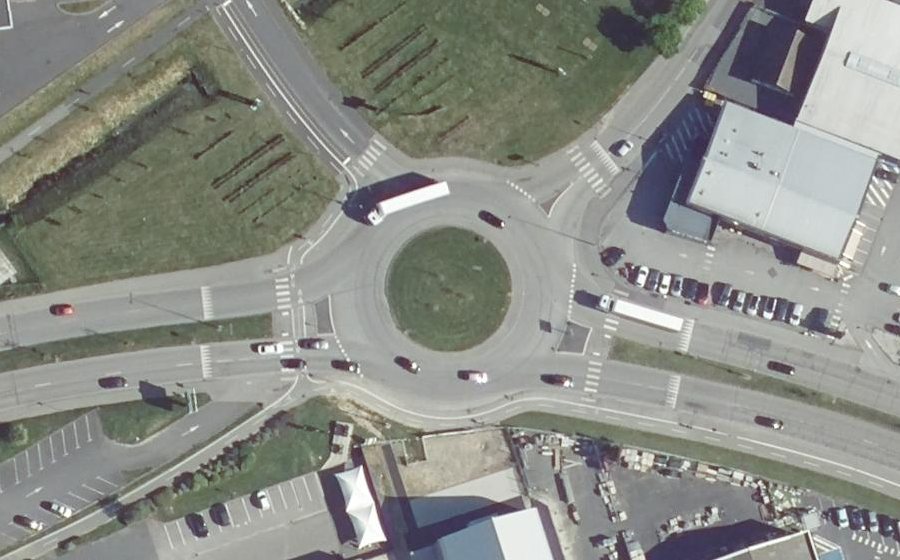 Vue aérienne du Rond-point anonyme n°360824734