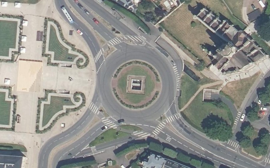 Vue aérienne du Rond-point anonyme n°360833478