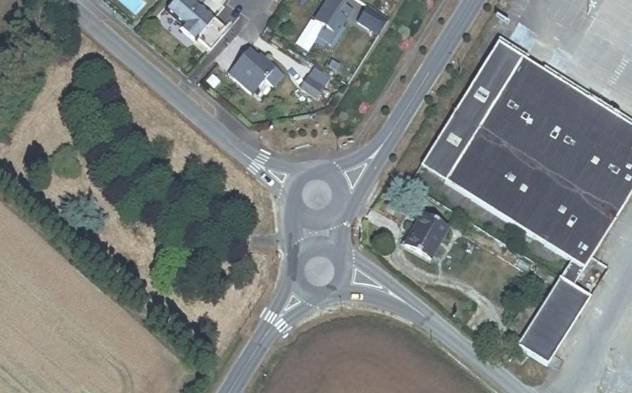 Vue aérienne du Rond-point anonyme n°360883312