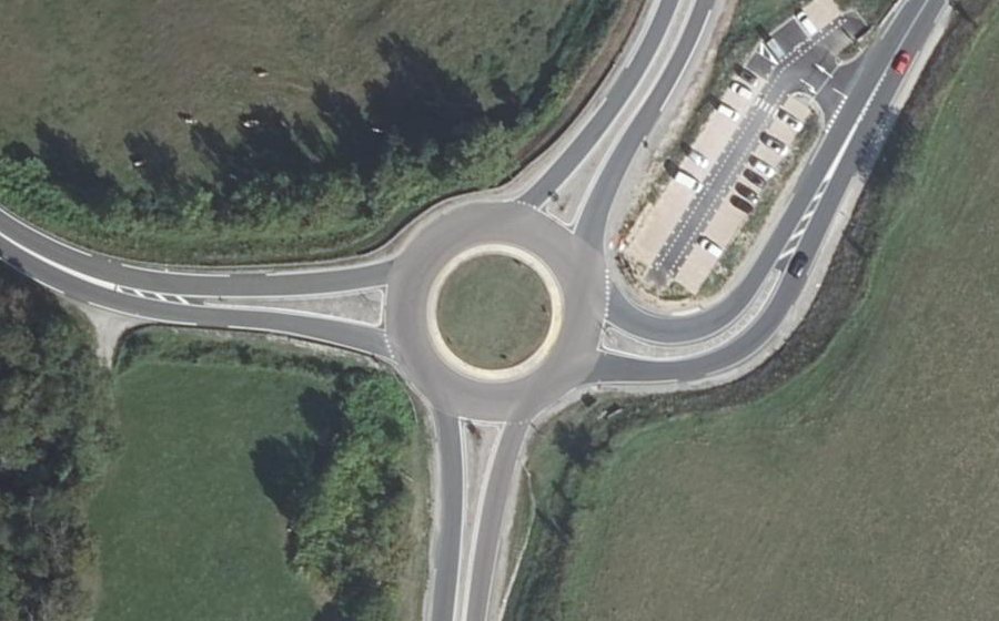 Vue aérienne du Rond-point anonyme n°360946398