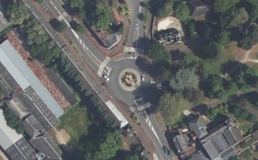 Vue aérienne du Rond-point anonyme n°36101923
