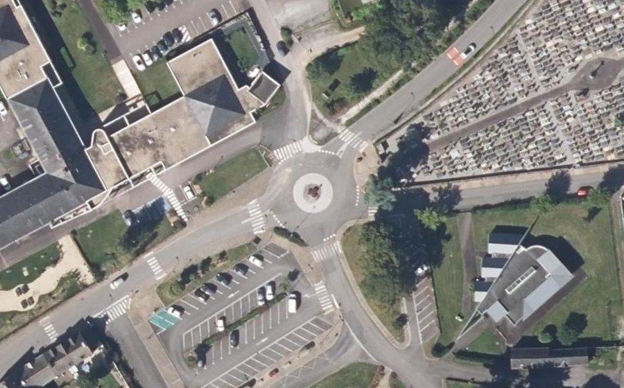 Vue aérienne du Rond-point anonyme n°361090560