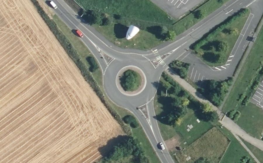 Vue aérienne du Rond-point anonyme n°361399023
