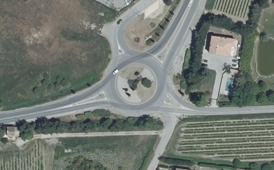 Vue aérienne du Rond-point anonyme n°36145344