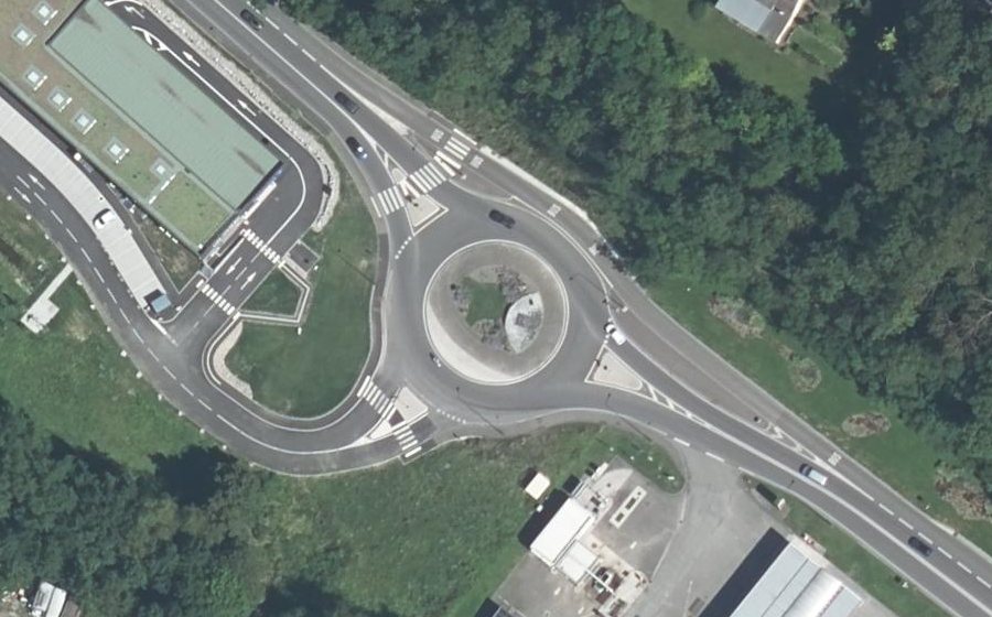 Vue aérienne du Rond-point anonyme n°361549501