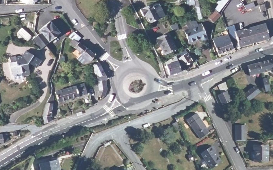 Vue aérienne du Rond-point anonyme n°361592979