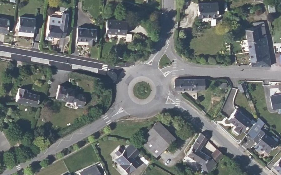 Vue aérienne du Rond-point anonyme n°361592980