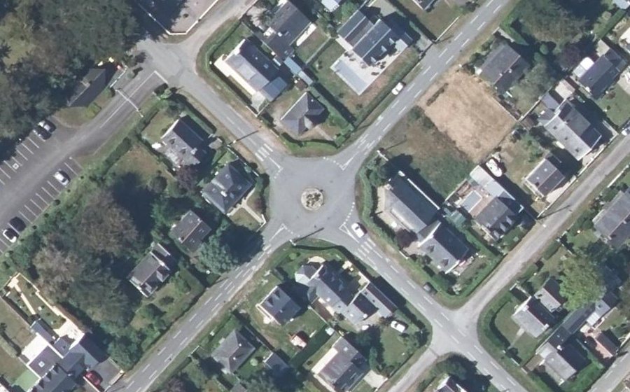 Vue aérienne du Rond-point anonyme n°361592983