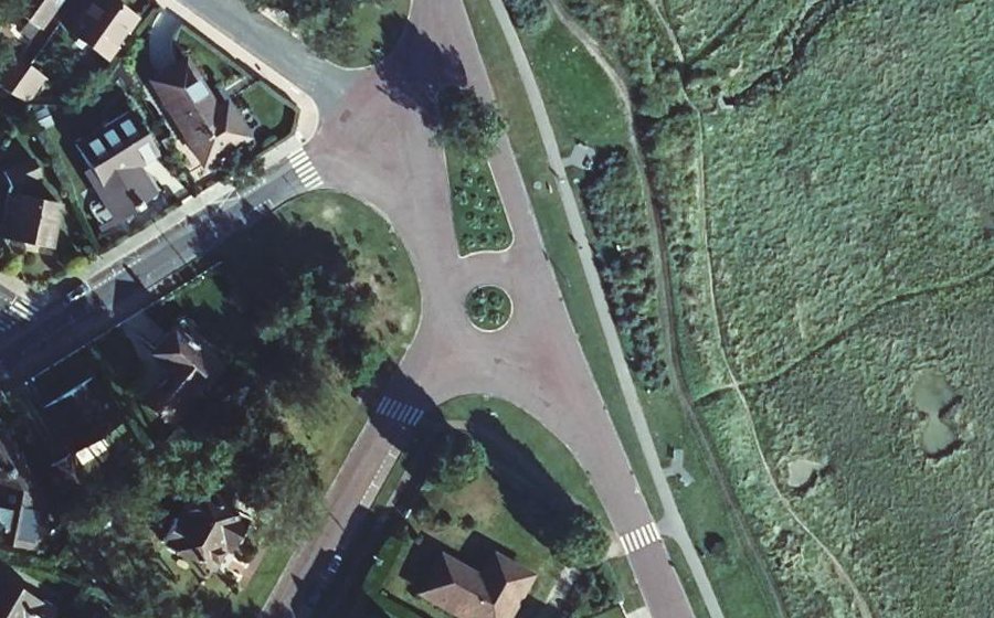 Vue aérienne du Rond-point anonyme n°361939962