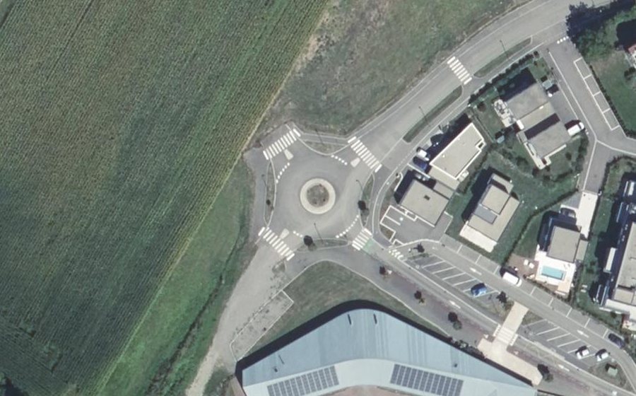 Vue aérienne du Rond-point anonyme n°362028854
