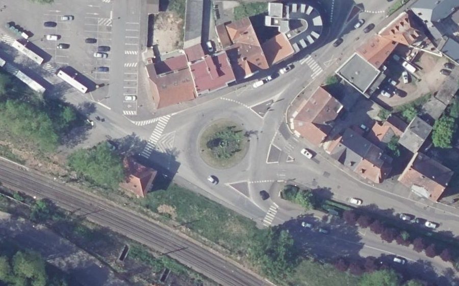 Vue aérienne du Rond-point anonyme n°36219169
