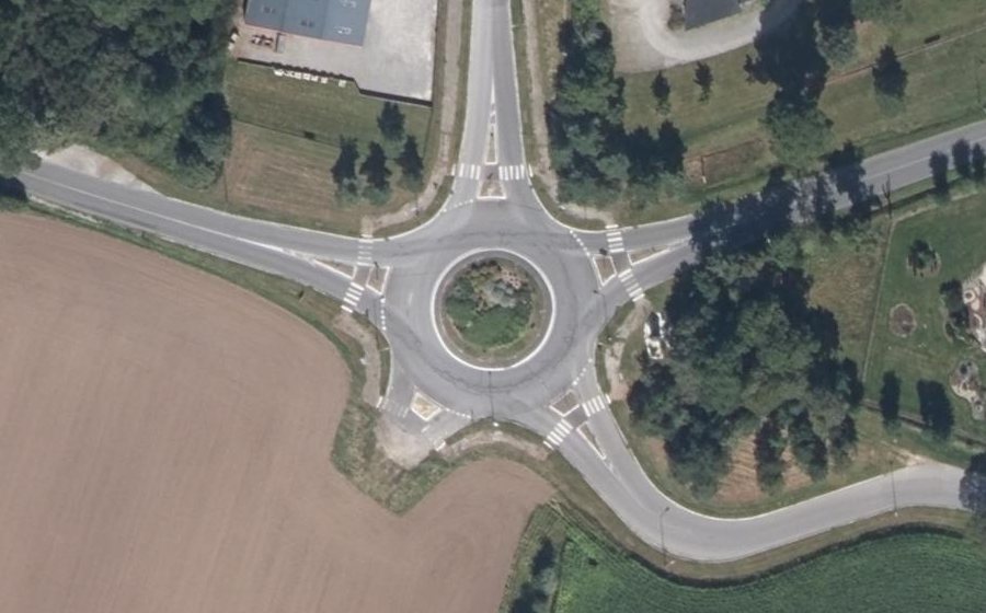 Vue aérienne du Rond-point anonyme n°362361085