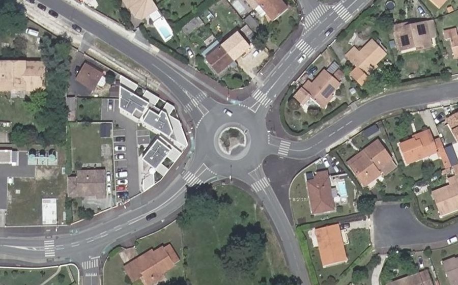 Vue aérienne du Rond-point anonyme n°362475983
