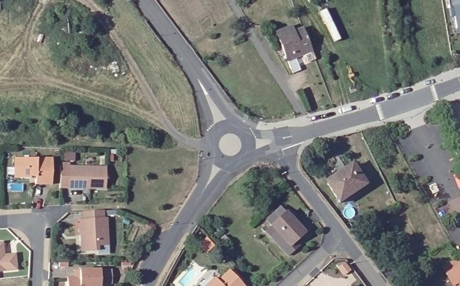Vue aérienne du Rond-point anonyme n°362743115