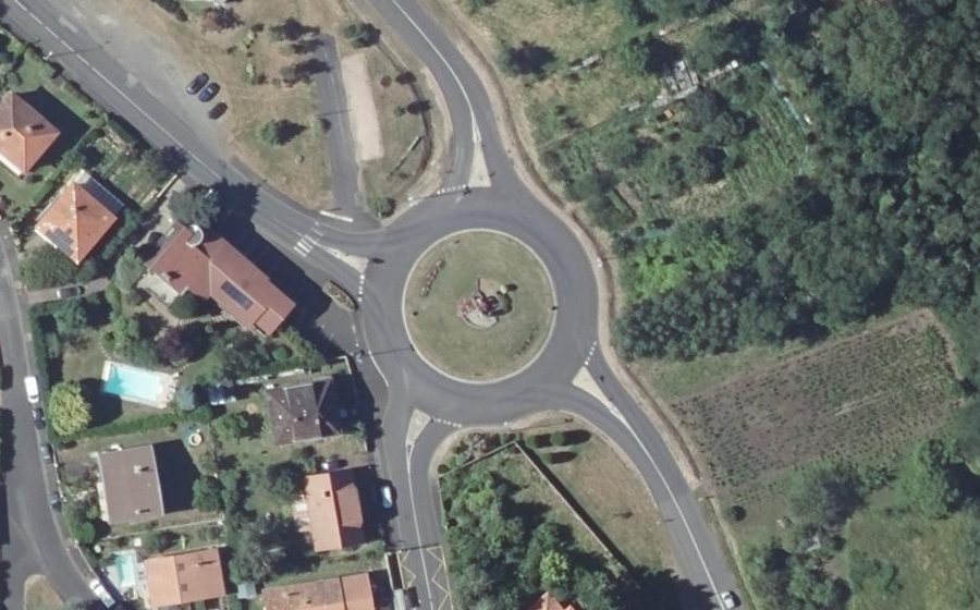 Vue aérienne du Rond-point anonyme n°362743182