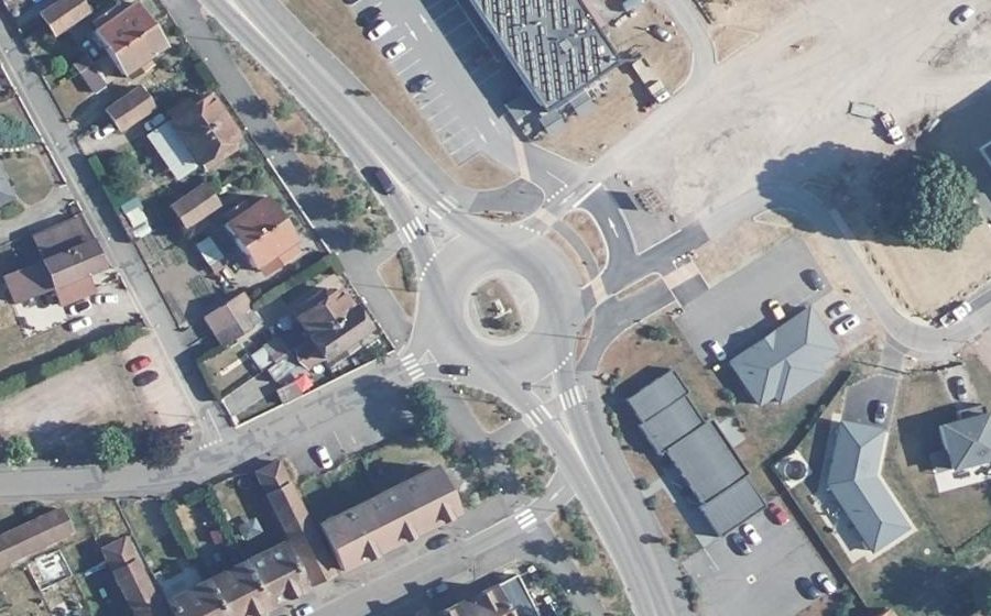Vue aérienne du Rond-point anonyme n°362813862