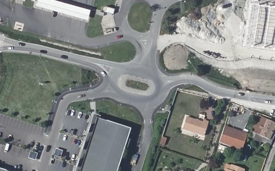 Vue aérienne du Rond-point anonyme n°362976926
