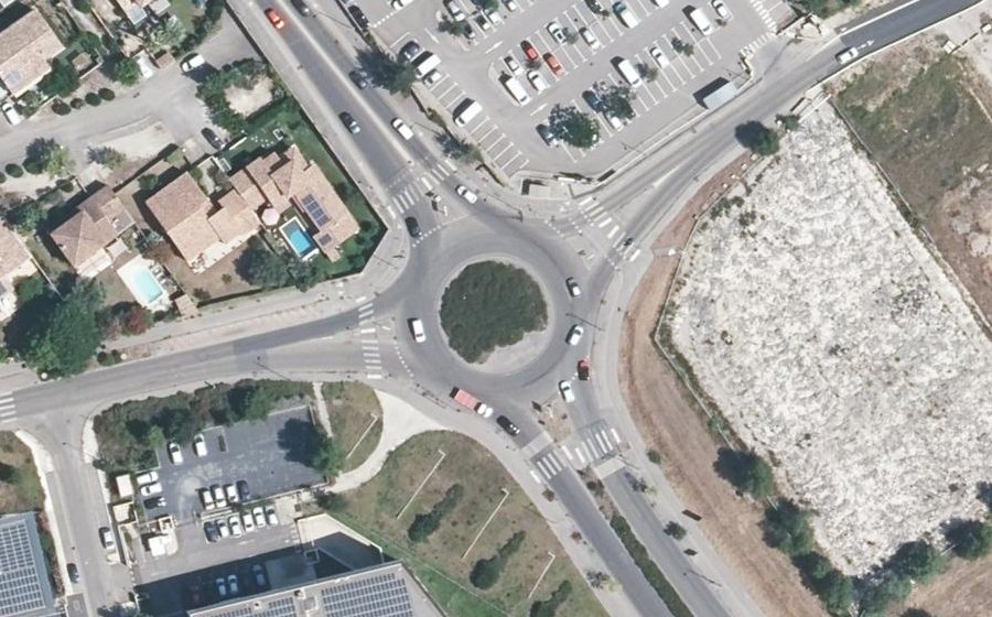 Vue aérienne du Rond-point anonyme n°362994834