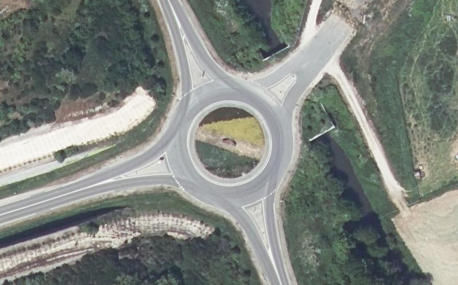 Vue aérienne du Rond-point anonyme n°363102554